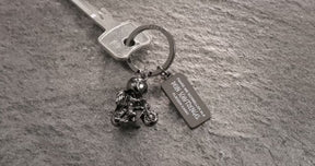 Motorrad Schlüsselanhänger mit Schutzengel - Engel Glücksbringer für Motorradfahrer mit Gravur